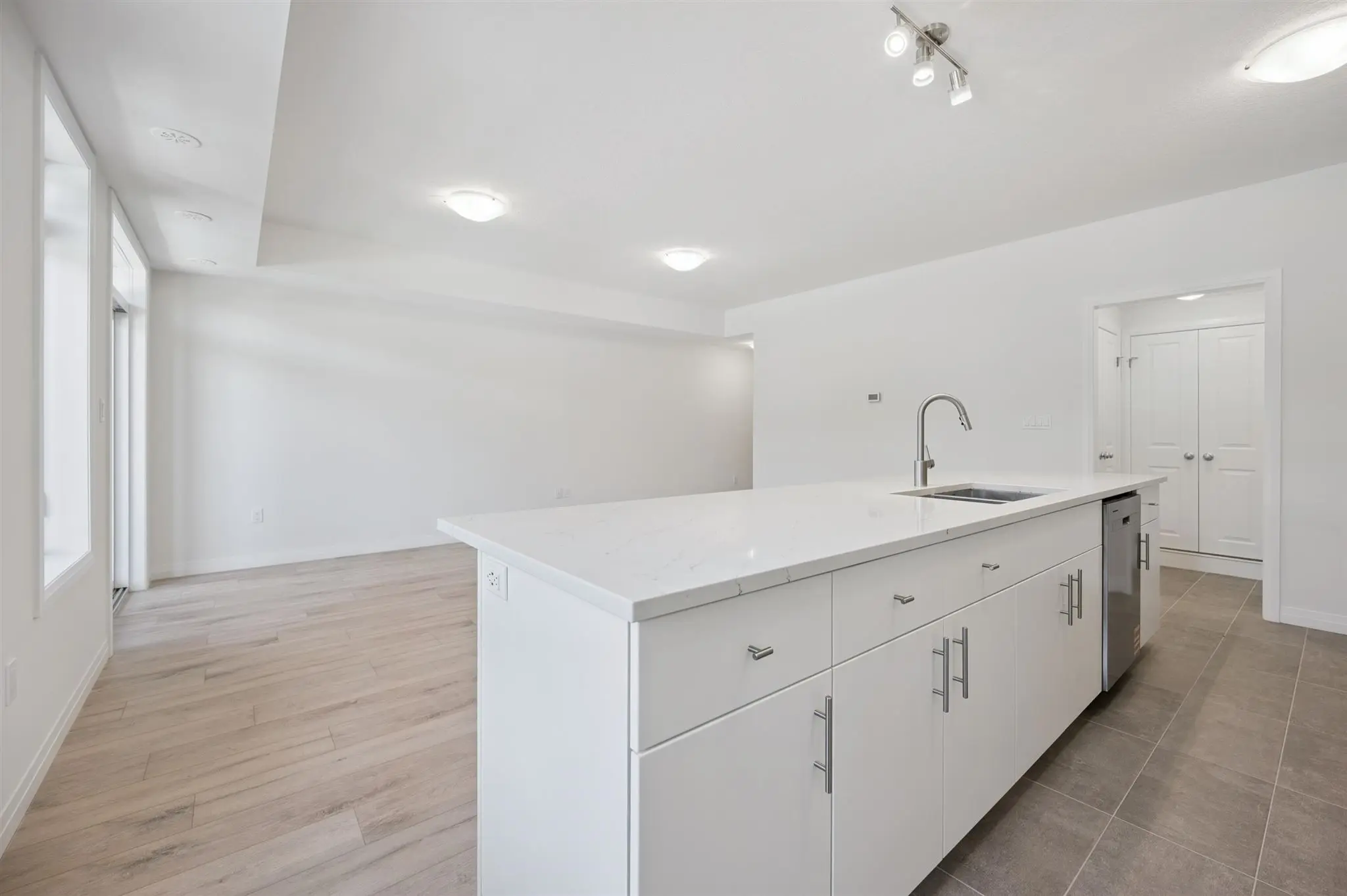 18-Thatcher Dr 018